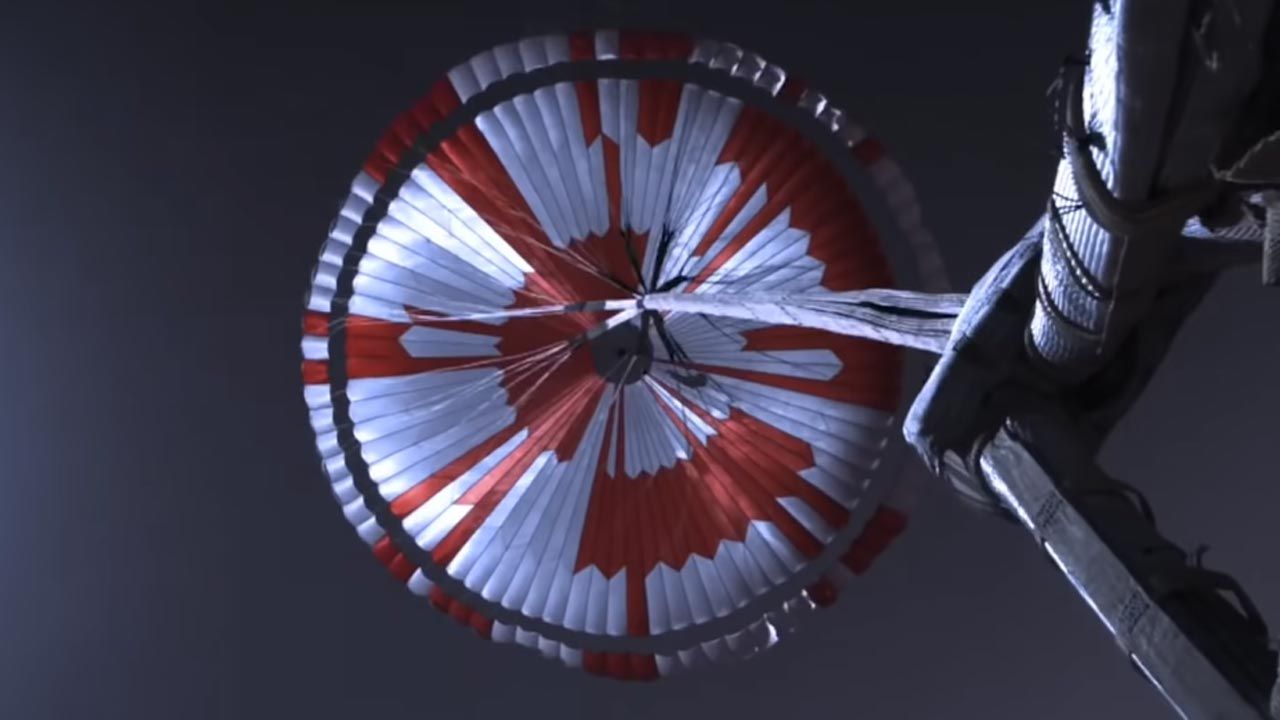 Czasza spadochronu Perseverance skrywa zaszyfrowaną wiadomość (fot. YouTube/NASA) Czasza spadochronu Perseverance skrywa zaszyfrowaną wiadomość (fot. YouTube/NASA)
