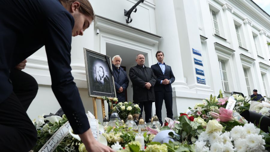 Minuta ciszy na kampusie UW ku czci ofiary środowej tragedii. Fot. Szymon Pulcyn/PAP