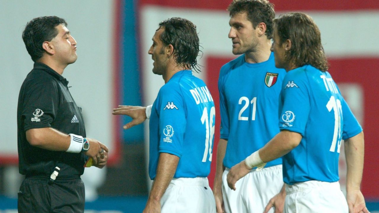 Byron Moreno (na zdjęciu z lewej), ekwadorski sędzia, który prowadził mecz MŚ 2002 między Koreą Płd. a Włochami (fot. Getty)