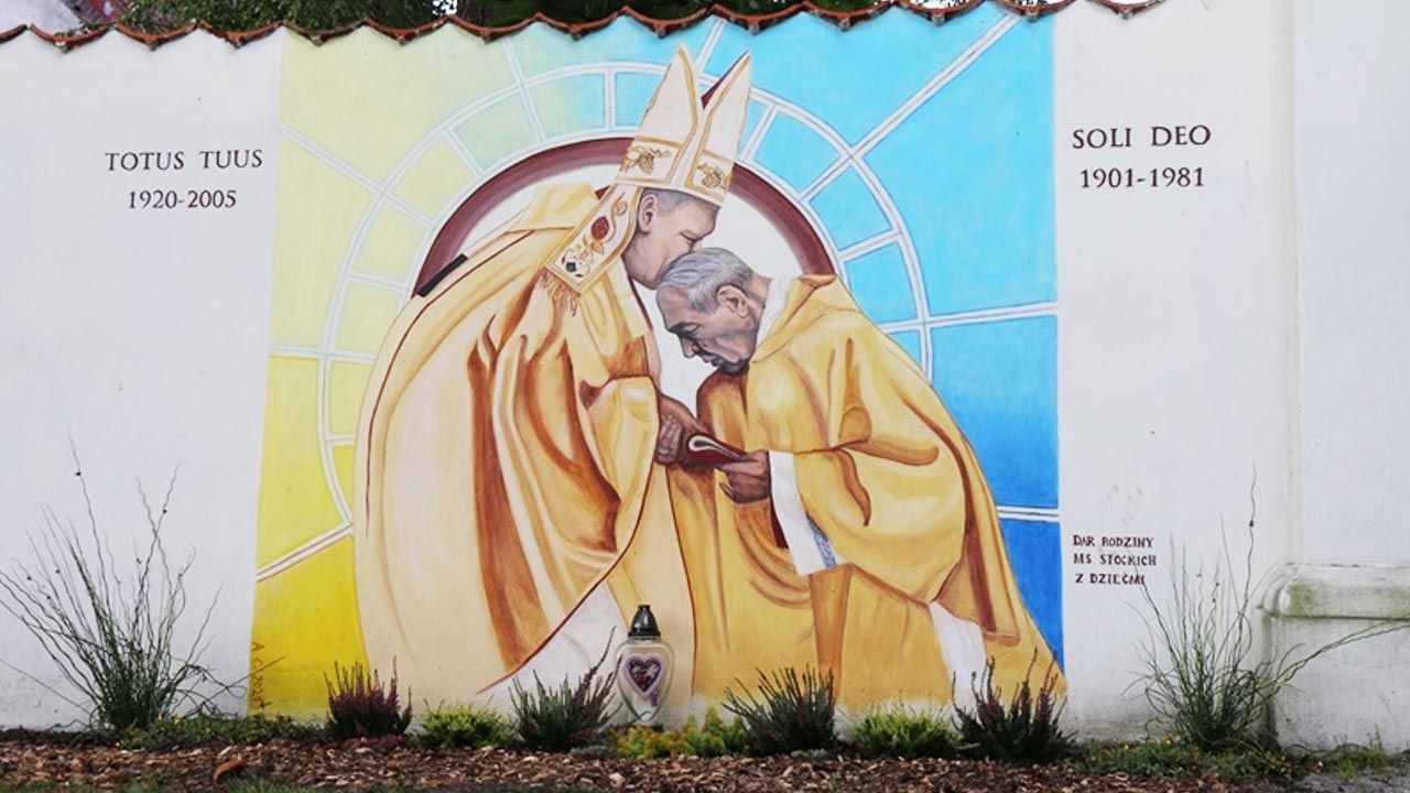 Mural przedstawia hołd, jaki prymas Wyszyński złożył nowo wybranemu św. Janowi Pawłowi II(fot. parafiastrzygi.pl)