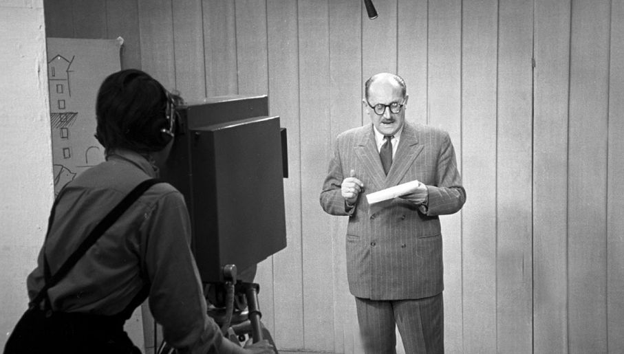 Stefan Wiechecki „Wiech" w Doświadczalnym Ośrodku Telewizyjnym,  24.09.1955  (fot. TVP)