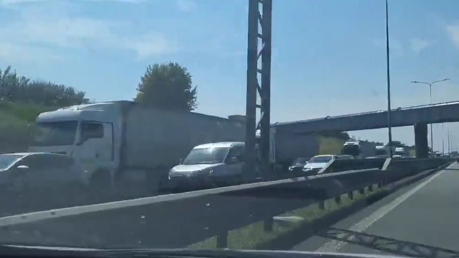 14-kilometrowy korek na autostradzie A2 (fot. film od widza/screenshot)