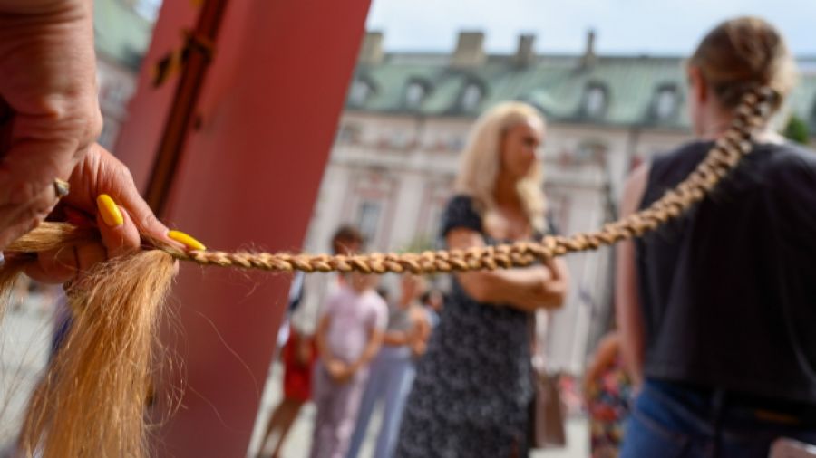 Poznań: „Warkocz Magdaleny” 2025, konkurs na najdłuższy warkocz (fot. PAP/Jakub Kaczmarczyk)