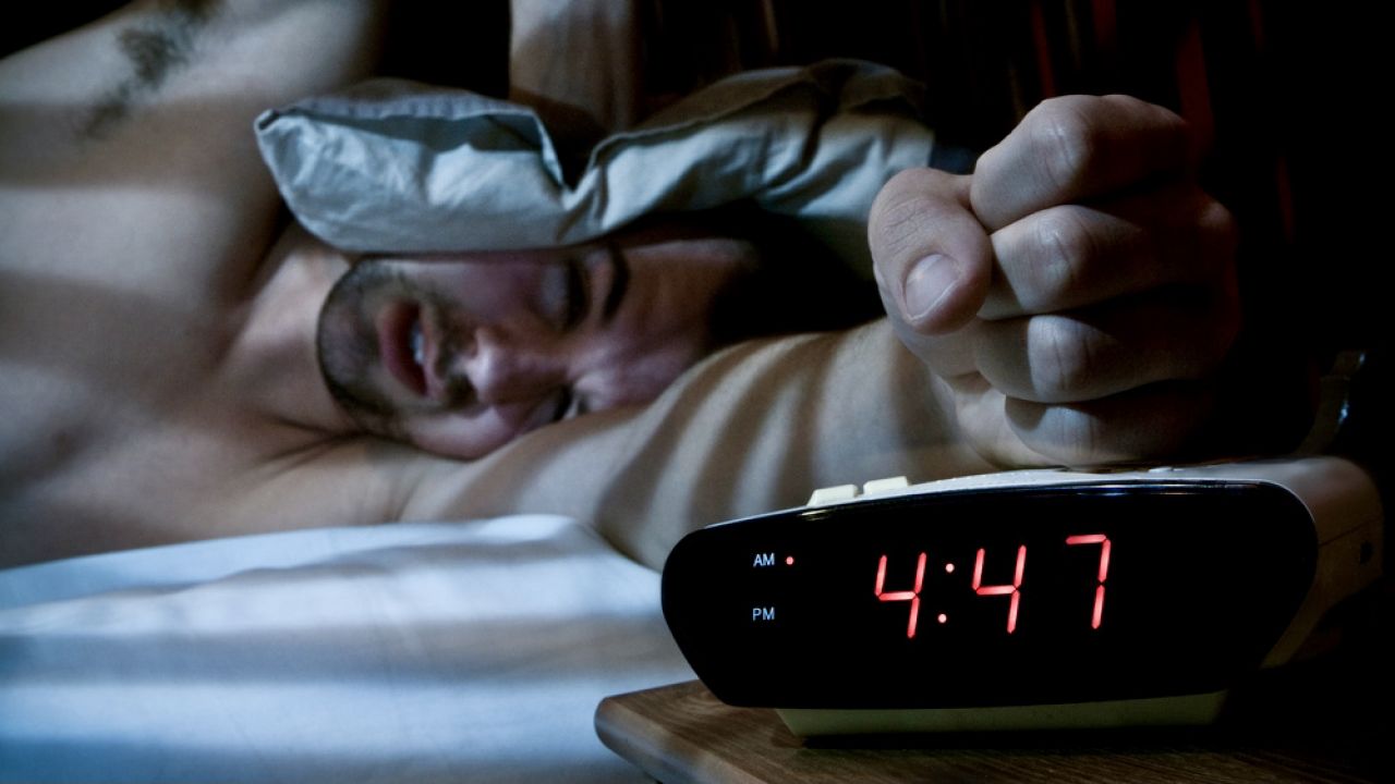 Czas zasypiania i wstawania oraz indywidualny chronotyp wpływają na zagrożenie depresją (fot. Shutterstock/Frenzel)