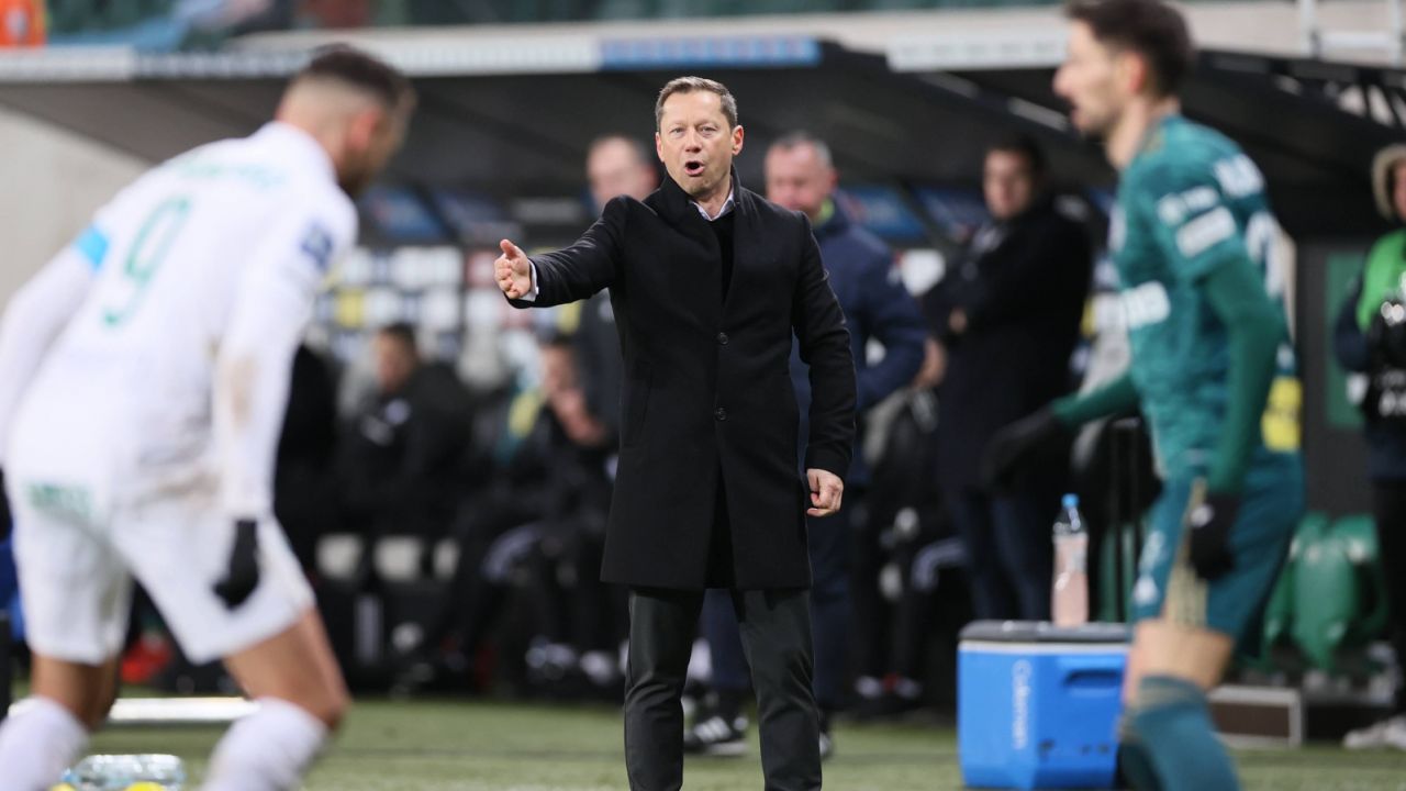 Dariusz Banasik, trener GKS-u Tychy, będzie musiał znaleźć rozwiązanie w kwestii bramkarza na mecz Pucharu Polski z Legią Warszawa (fot: PAP)