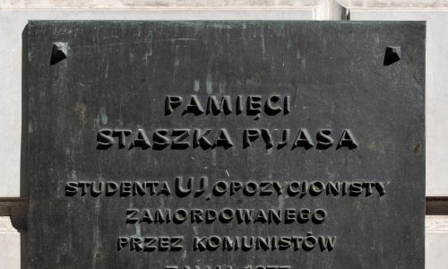 Commemorative plaque on the wall of the tenement house at 7 Szewska Street in Krakow, where Stanisław Pyjas was found dead in 1977. photo. Cezary p - Own work, CC BY-SA 4.0, Wikimedia 