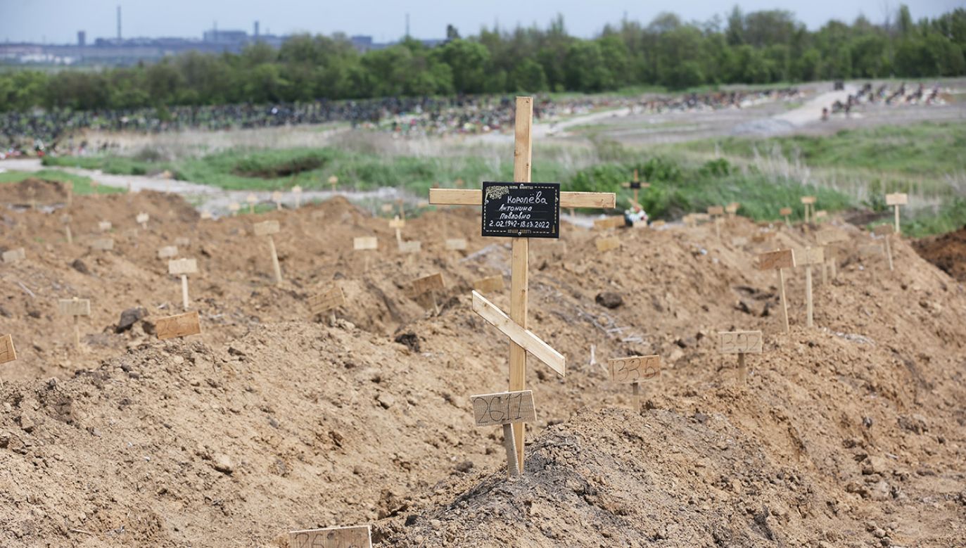 Ciała poległych pochowano w płytkich grobach na podwórkach, ulicach i w parkach (fot. L.Klein/Anadolu/Getty Images)