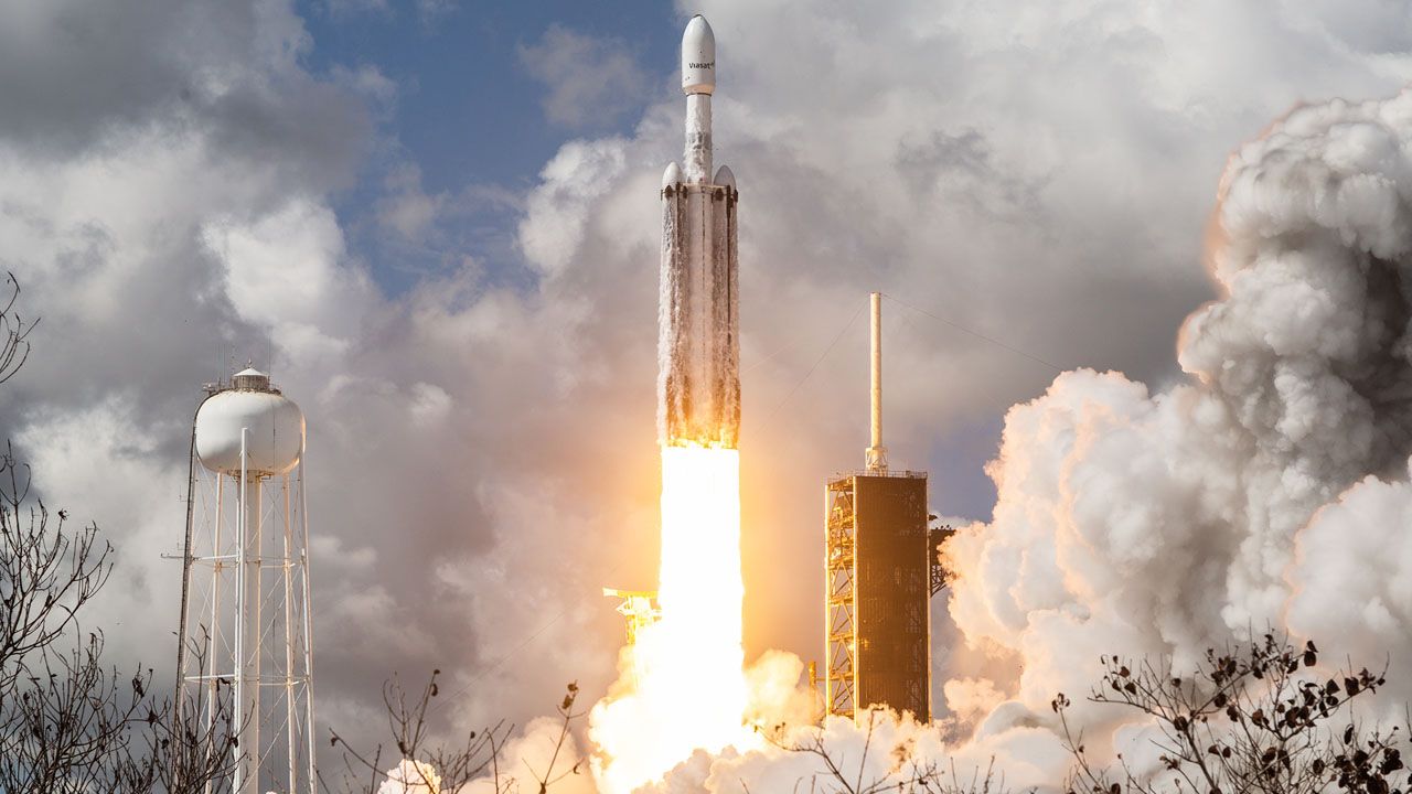 Wiezie ważny ładunek dla Polski. Rakieta SpaceX wystartowała z Kalifornii