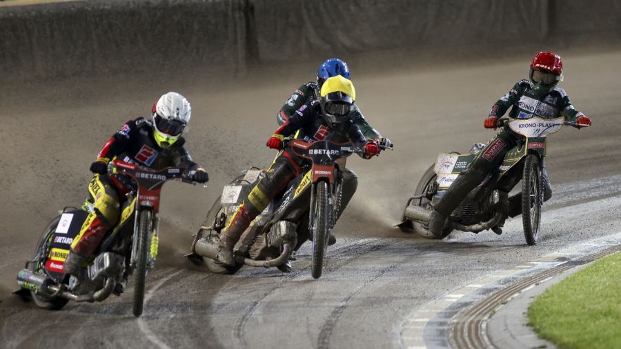 Piotr Pawlicki (kask czerwony) i Mads Hansen (niebieski) z Krono-Plast Włókniarza Częstochowa oraz Artiom Łaguta (biały) i Zach Cook (żołty) z Betard Sparty Wrocław podczas meczu żużlowej Ekstraligi (fot. PAP/Waldemar Deska)