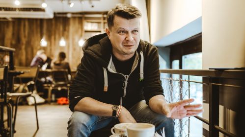 Бывший политзаключенный и радиоведущий Антон Беляев. Варшава, Польша. 3 октября 2025 года. Фото: Рауль Дюк / Белсат