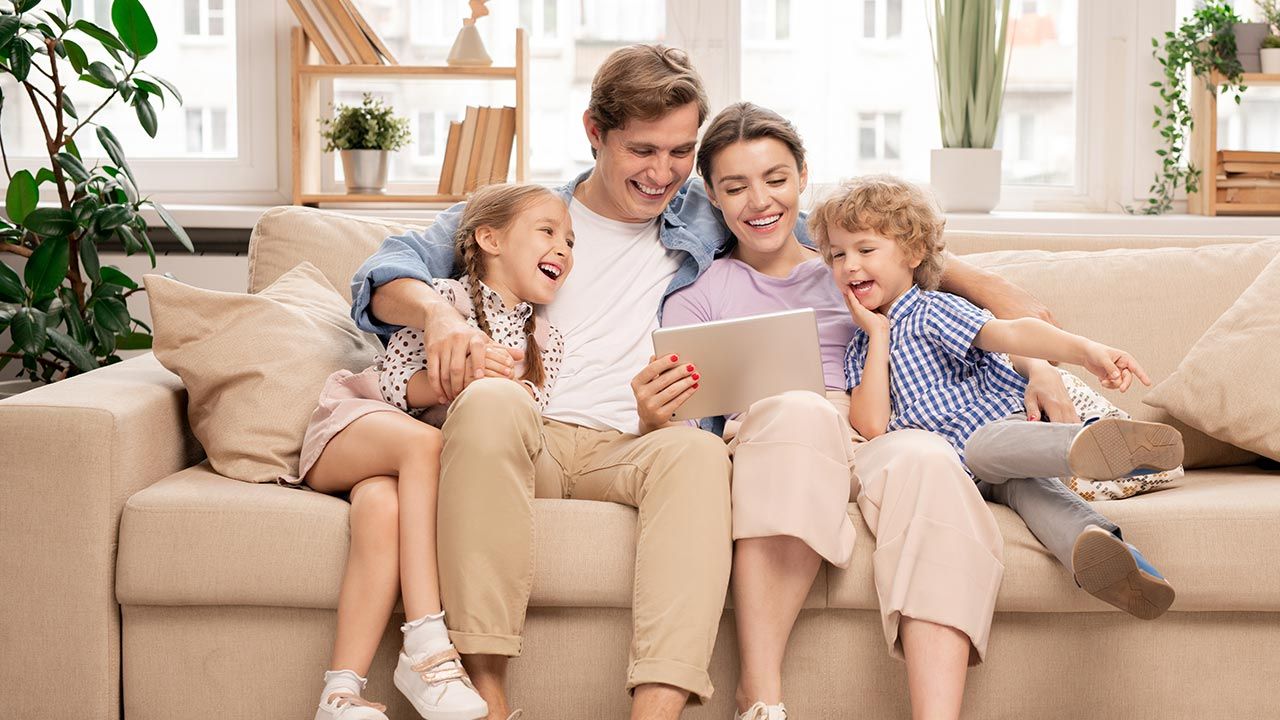 „Trzeba uważnie obserwować rodziny i słuchać ich” (fot. Shutterstock/Pressmaster)