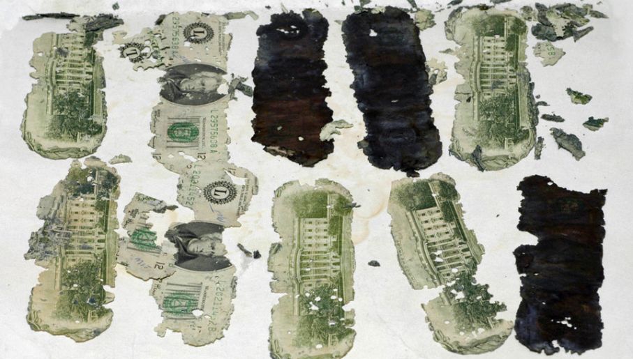 Część z odnalezionych pieniędzy pochodzących z okupu (fot. FBI)