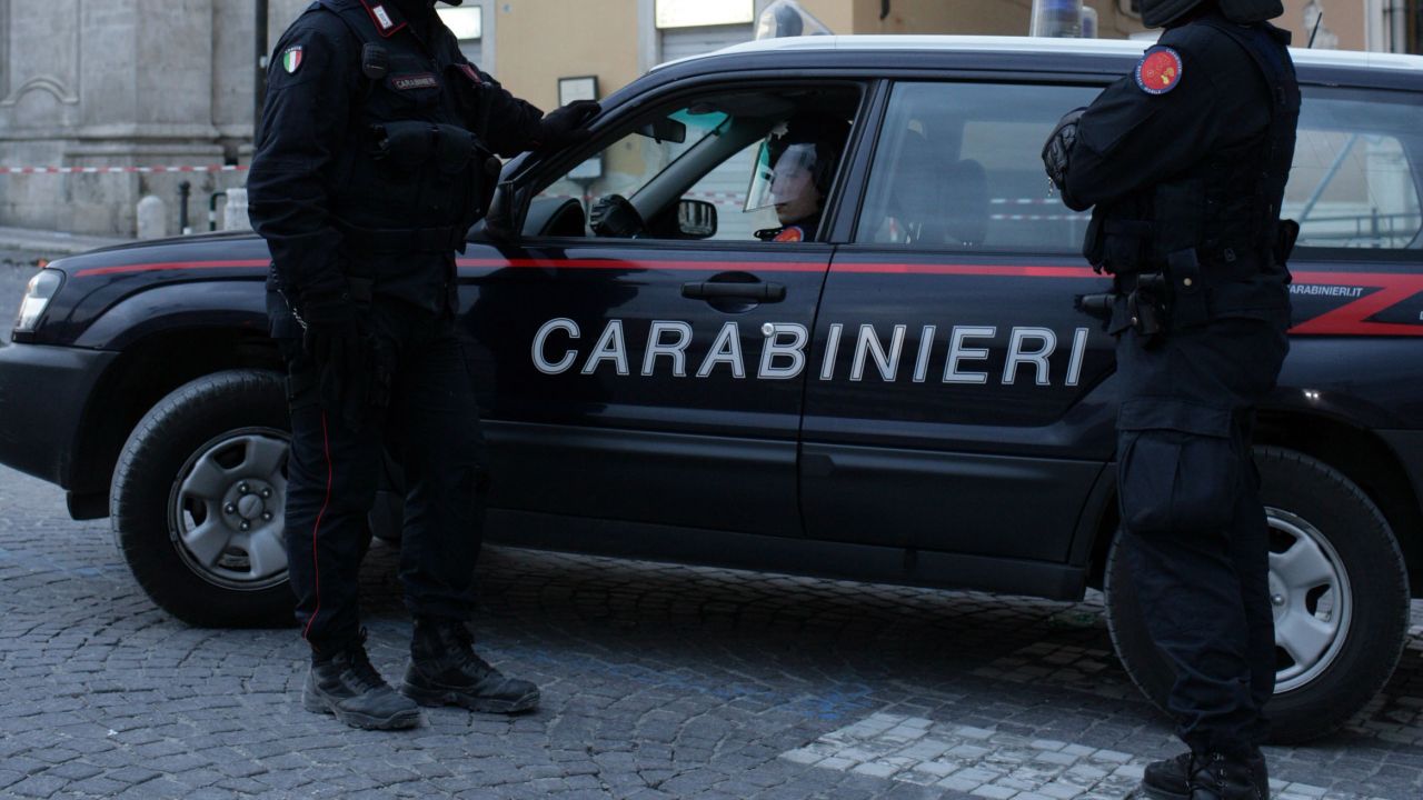 Karabinierzy śledzili podejrzanych uchodźców od grudnia (fot. Marco Di Lauro / Stringer / Getty Images)