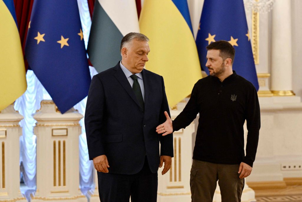 Прэзідэнт Украіны Уладзімір Зяленскі працягвае руку прэм’ер-міністру Вугоршчыны Віктару Орбану пасля прэс-канферэнцыі ў Кіеве, Украіна. 2 ліпеня 2024 года. (Фота: Genya Savilov / AFP / East News)