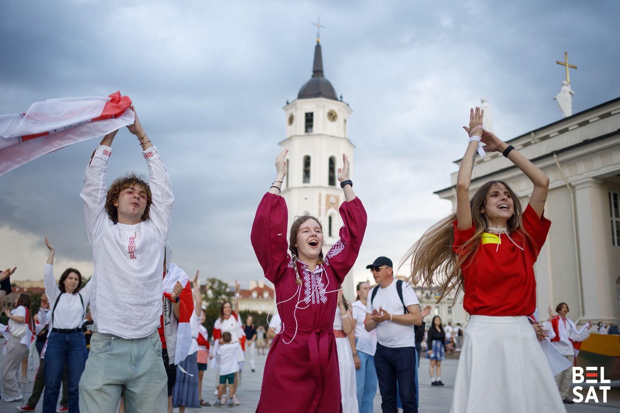 Беларусы Вільні ўдзельнічаюць у акцыі ў чацвёртую гадавіну сфальсіфікаваных выбараў у Беларусі – 2020. Да 200 чалавек рушылі маршам да мемарыялу загінулым у турмах і на вайне ва Украіне ля амбасады Беларусі. На здымку (справа) – былая палітзняволеная і фігурантка «справы студэнтаў» Ася Булыбенка. Вільня, Літва. 9 жніўня 2024 года. Фота: Белсат