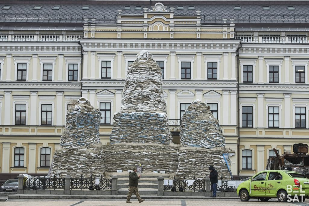 Мяшкі з пяском абараняюць помнік Княгіні Вользе ад магчымага разбурэння падчас расейскіх ракетных абстрэлаў. Кіеў, Украіна. 16 сакавіка 2023 года. (Фота: Уладзіслаў Максіменка / Белсат)