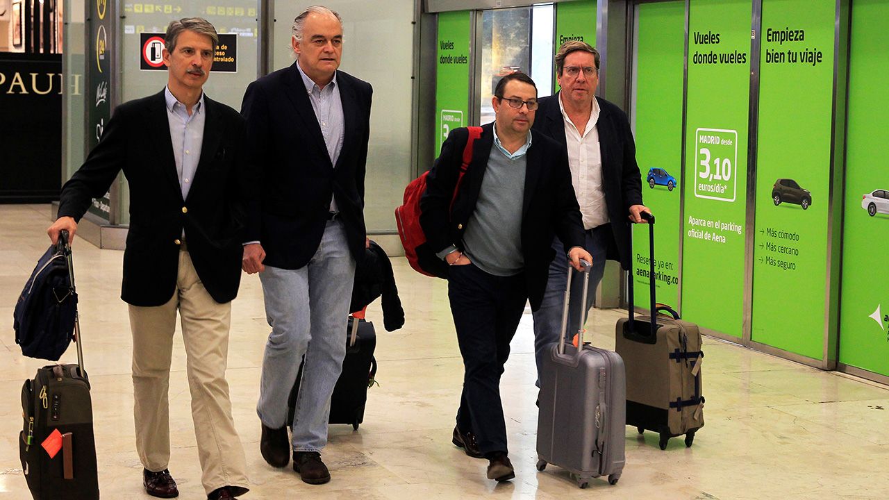 Szef delegacji PE Esteban Gonzalez Pons i jej członkowie na lotnisku w Madrycie (fot. PAP/EPA/NICO RODRIGUEZ)