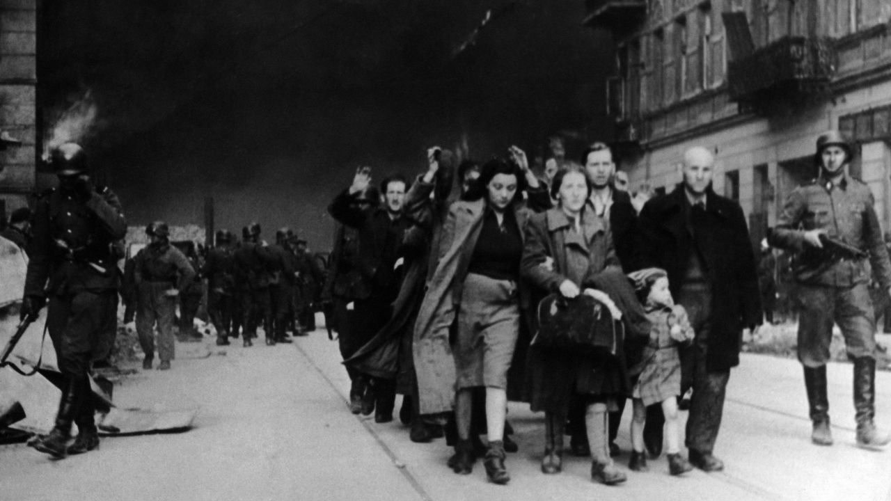 Żydzi i Romowie byli zmuszani do pracy w hitlerowskich gettach (fot. National Archives / Handout / Getty Images) Żydzi i Romowie byli zmuszani do pracy w hitlerowskich gettach (fot. National Archives / Handout / Getty Images)