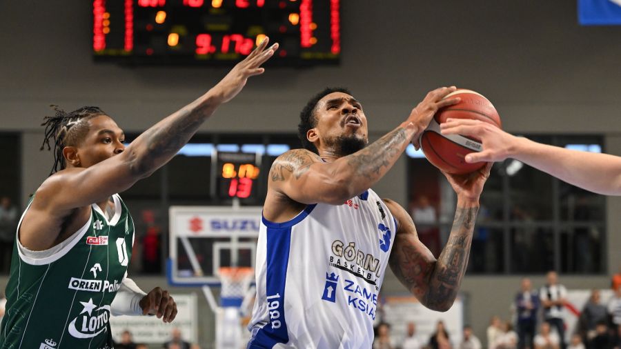 Koszykarz Górnika Zamek Książ Wałbrzych Ikeon Smith i Kameron McGusty z Legii Warszawa podczas trzeciego meczu ćwierćfinałowego Ekstraklasy (fot. PAP/Maciej Kulczyński)