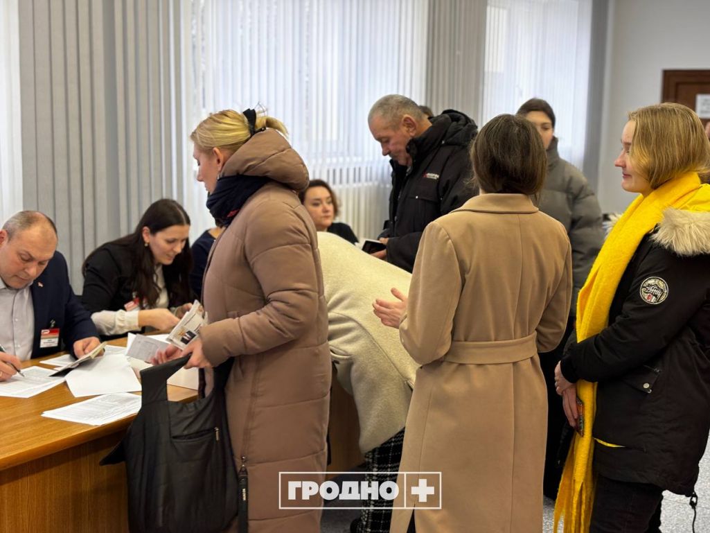 Выбарцы ў Горадні ў інтэрнаце «Горадня Азот» 21 студзеня. Фота: grodnoplustv.by