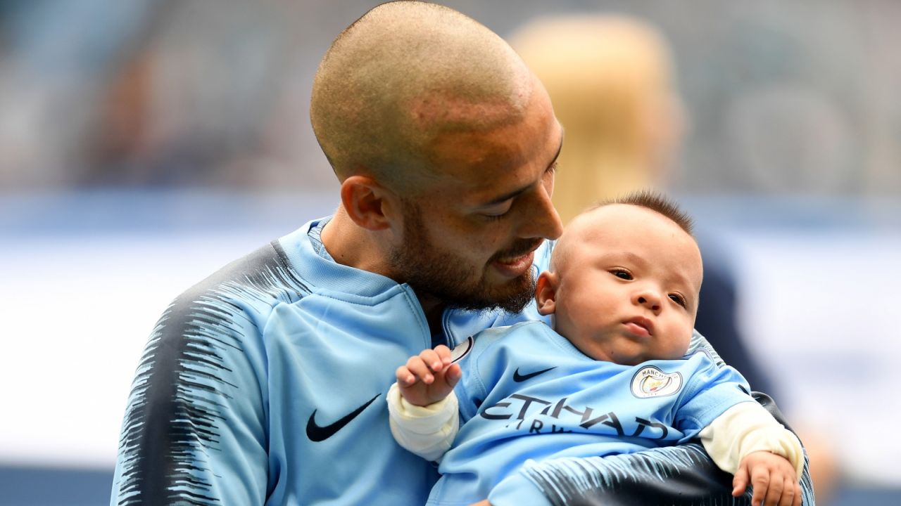 David Silva ze swoim synkiem Mateo na meczu z Huddersfield (fot. Getty Images)