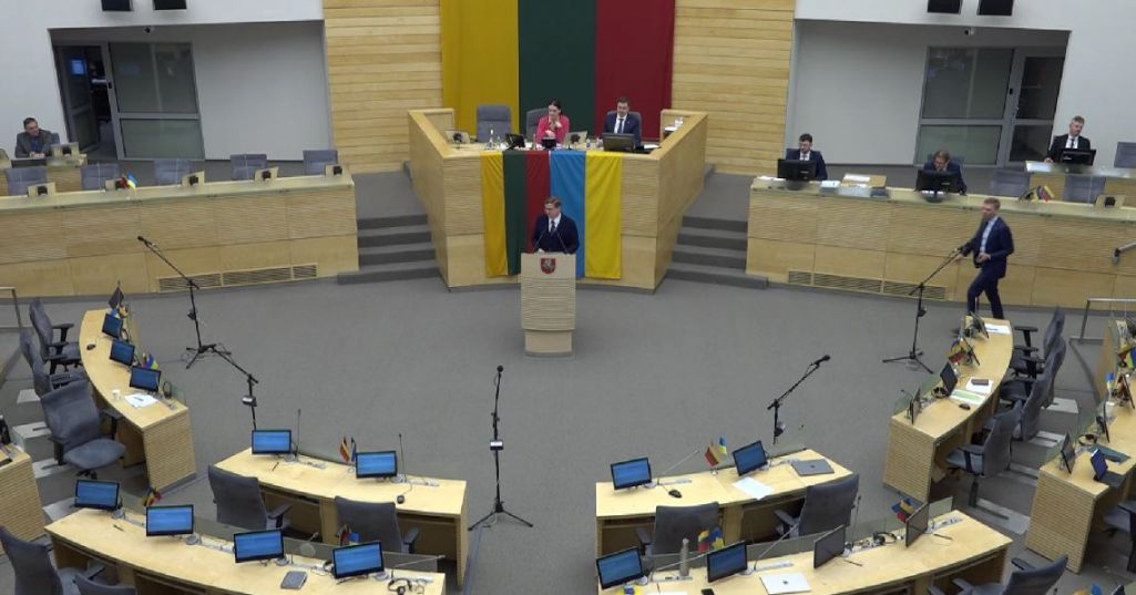 Абмеркаванне паправак аб абмежаваннях у дачыненні да беларусаў у літоўскім Сейме. (Фота: скрыншот з відэа / Белсат)
