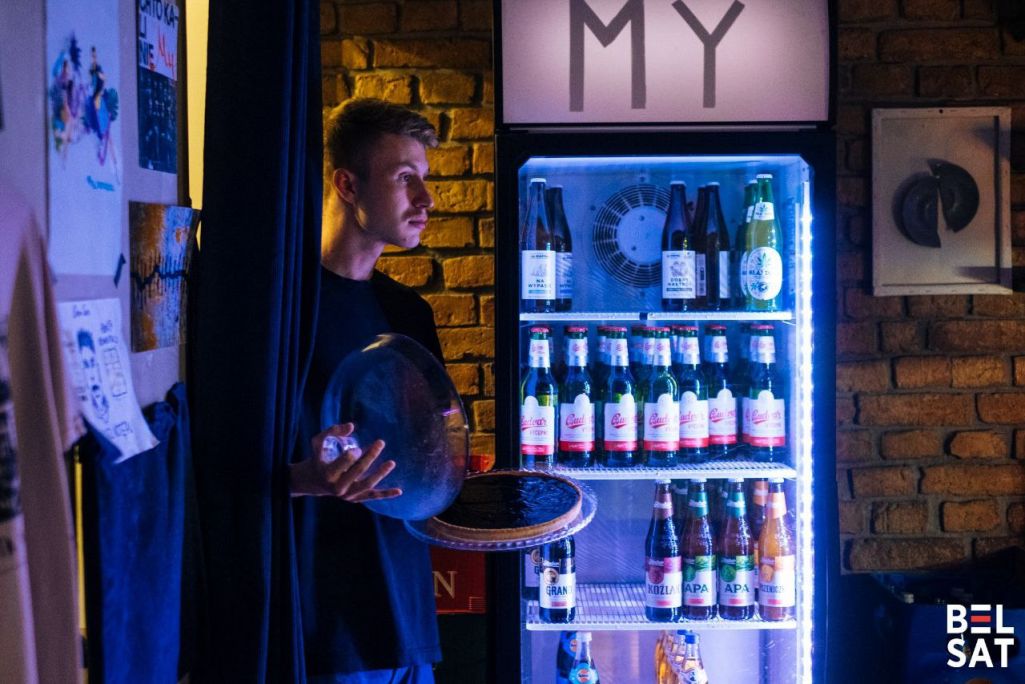 Дзяніс на працы ў бары «Мы» («My») ў якасці кухара–фрылансера. Бар («My») называюць хабам беларускай культуры ў Познані, Польшча. 14 жніўня 2024 года. Фота: Марыя Казімірская / Белсат