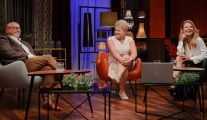 Uczestnicy 11. edycji programu „Rolnik szuka żony”: Mirek i Agata, siedzący na fotelach. Po prawej stronie znajduje się roześmiana Marta Manowska.