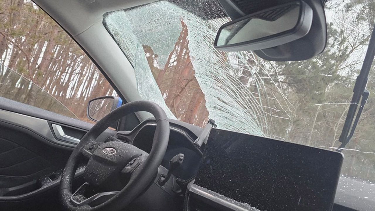 Kierowca może mówić o szczęściu. Tafla lodu wbiła się w szybę