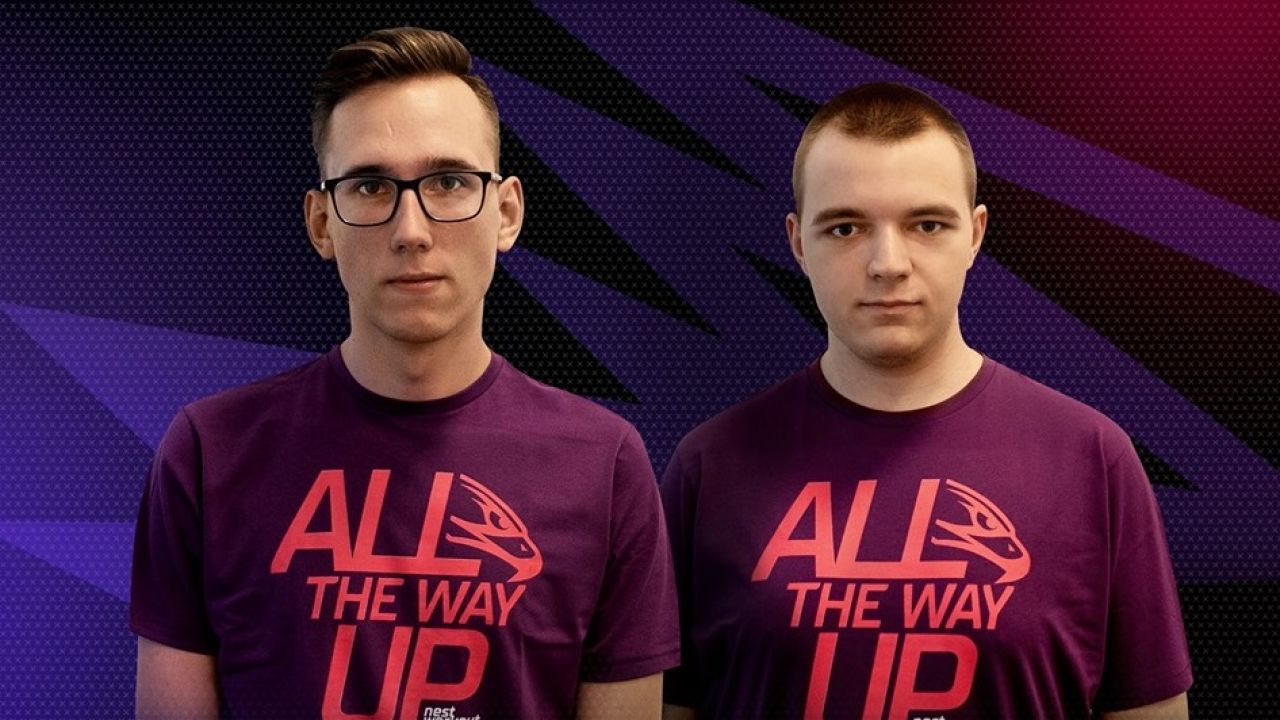 Od lewej Wojciech "Prism" Zięba i Szymon "Crityourface" Pluta. Źródło: x-kom AGO
