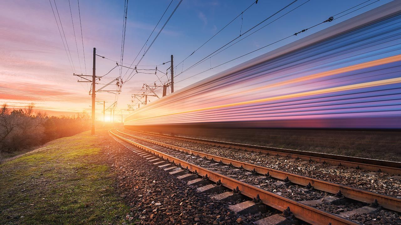 Program kolejowy CPK zakłada realizację do 2034 r. łącznie 1789 km linii kolejowych (fot. Shutterstock/Denis Belitsky) Program kolejowy CPK zakłada realizację do 2034 r. łącznie 1789 km linii kolejowych (fot. Shutterstock/Denis Belitsky)