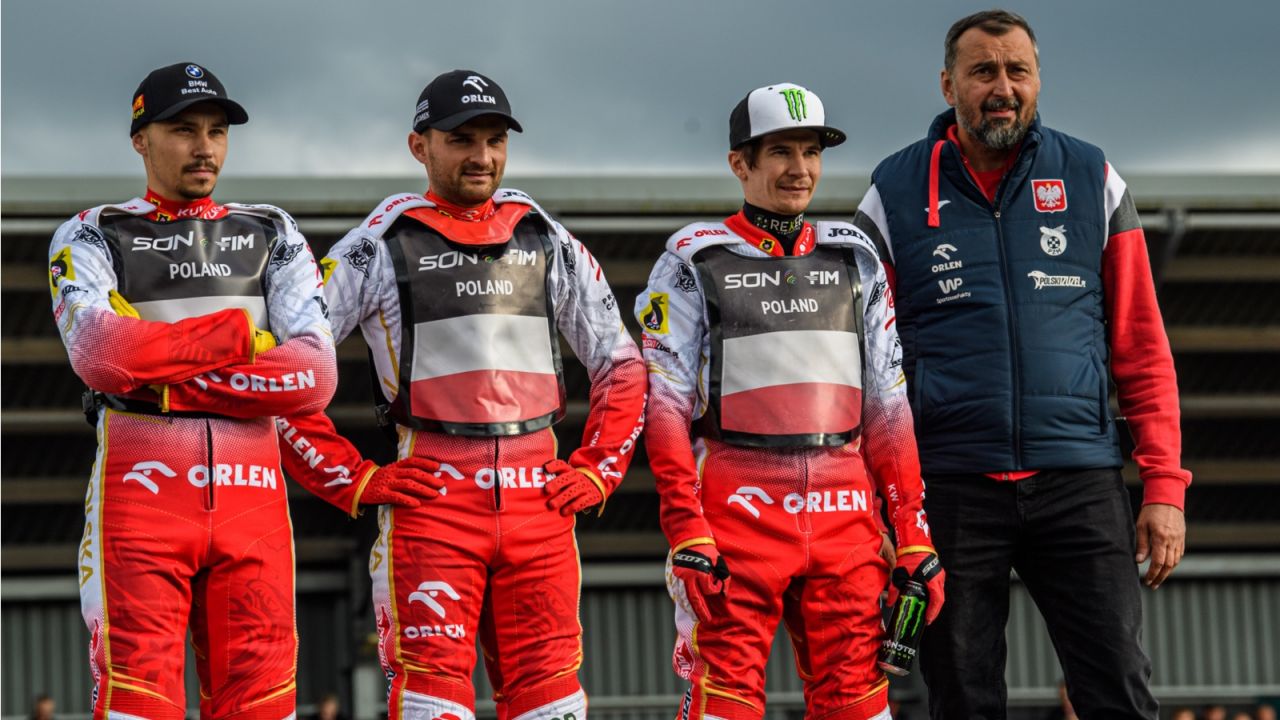 Dominik Kubera, Bartosz Zmarzlik i Patryk Dudek z trenerem Rafałem Dobruckim (fot. Getty).