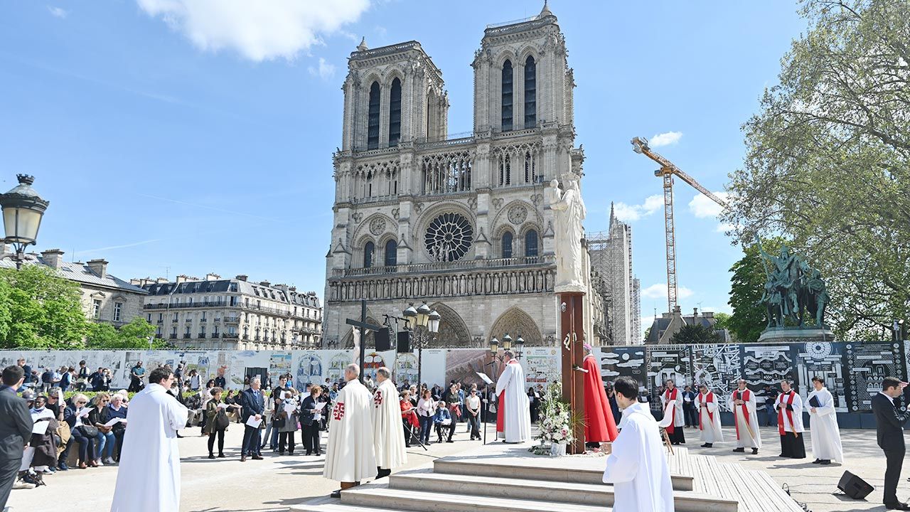 Uroczystości przed katedrą Notre-Dame w Paryżu 15 kwietnia 2022 r. (fot.  Jiro Mochizuki/Anadolu Agency via Getty Images)