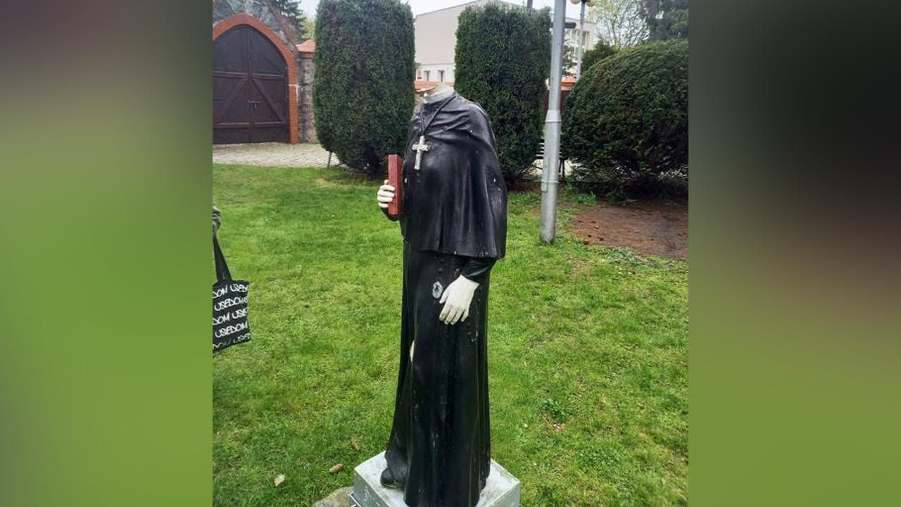 Figury św. Faustyny i Chrystusa zostały uszkodzone w nocy z 6 na 7 maja (fot. Facebook/Nad Myślą) Figury św. Faustyny i Chrystusa zostały uszkodzone w nocy z 6 na 7 maja (fot. Facebook/Nad Myślą)