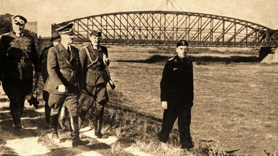 Adolf Hitler nad brzegiem Wisły w 1939 roku. Fot.  Universal History Archive/Universal Images Group via Getty Images