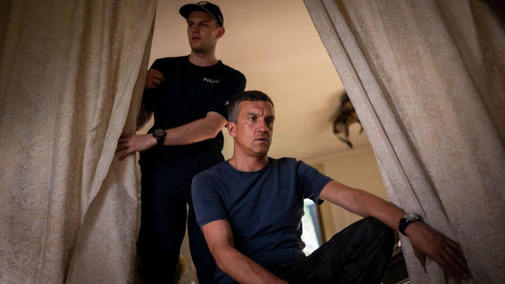 Michał Czernecki w serialu „Profilerka” wciela się w rolę komisarza Karola Nadziei, który dowodzi śledztwem w Augustowie. Fot. Karolina Grabowska/ TVP