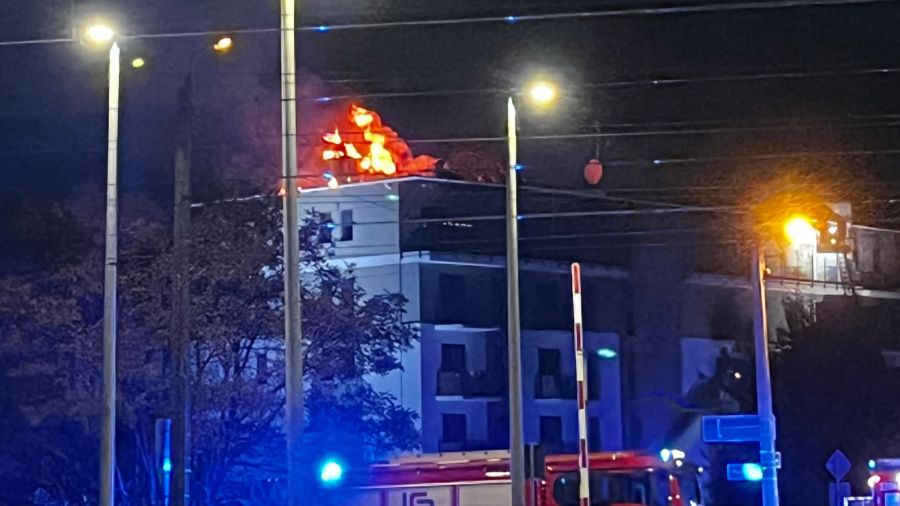 Pożar w bloku w Poznaniu. 23 zastępy w akcji (fot. poznań_moment, X)