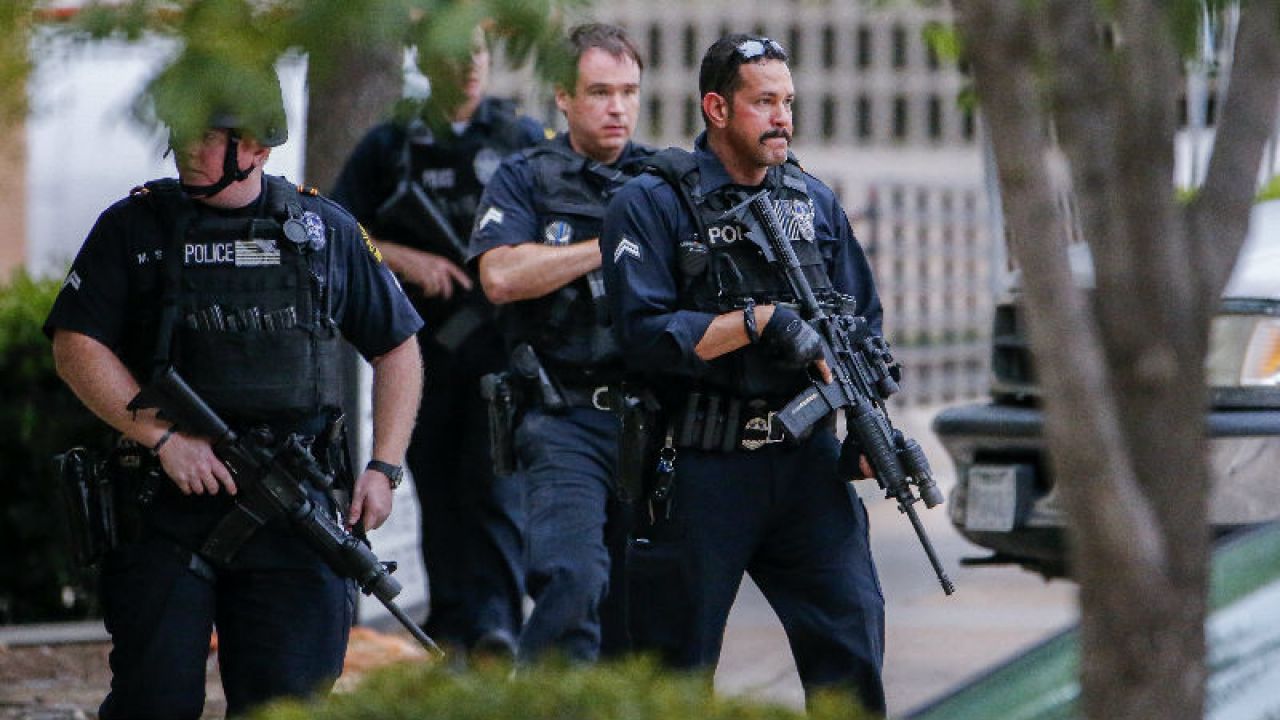 Amerykańscy policjanci postawieni w stan gotowości (fot. PAP/EPA/ERIK S. LESSER)