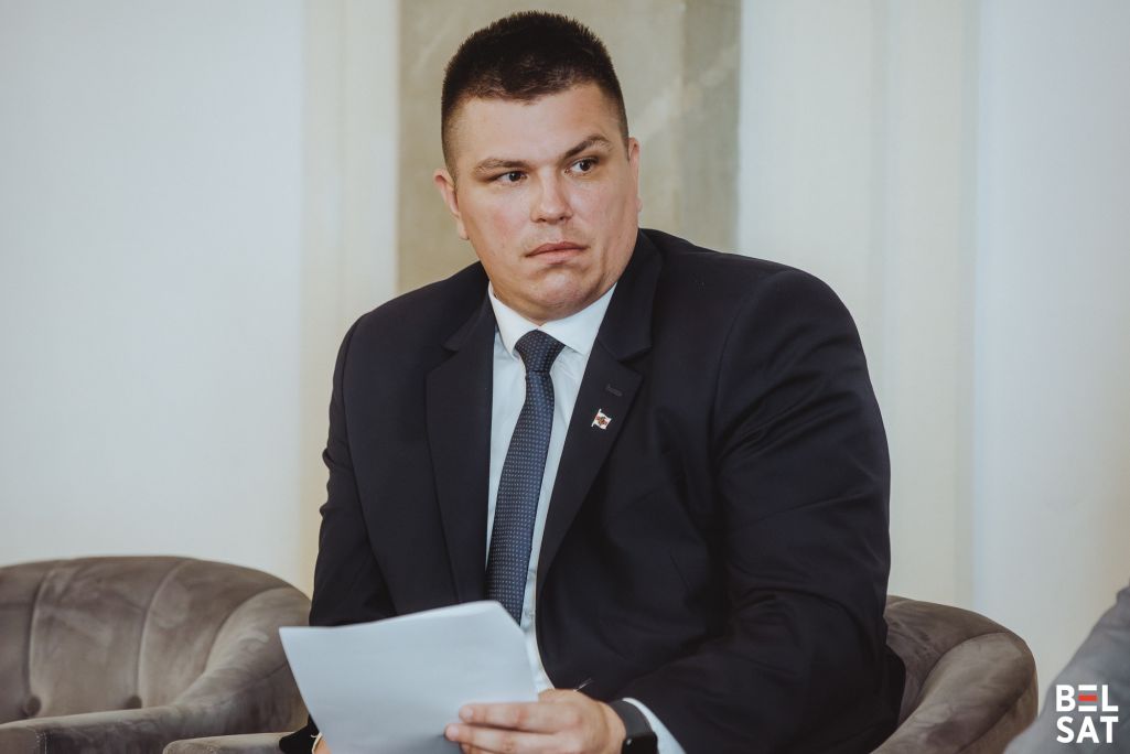 Прадстаўнік арганізацыі «BELPOL» Уладзімір Жыгар прэзентуе даклад пра ўдзел рэжыму Лукашэнкі ў вайне супраць Украіны ў межах IV Канферэнцыі беларусаў і беларусак свету. Варшава, Польшча. 23 траўня 2025 года. Фота: Рауль Дзюк / Белсат