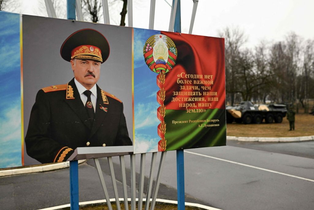 Здымак мае ілюстрацыйны характар. Банер з партрэтам Аляксандра Лукашэнкі ў вайсковай форме на базе 38-й асобнай гвардзейскай дэсантна-штурмавой брыгады спецыяльнага прызначэння Збройных сілаў Беларусі ў Берасце, Беларусь. 13 лютага 2023 года. (Фота: Natalia Kolesnikova / AFP / East News)
