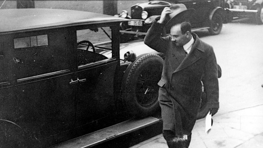 Minister skarbu Ignacy Matuszewski przybywa na posiedzenie Sejmu w sprawie ratyfikacji pożyczki kolejowej udzielonej Polsce przez Francję. Warszawa, 25 kwietnia 1931 roku. Fot. NAC/IKC - Leon Jarumski, sygn. 1-A-853-7