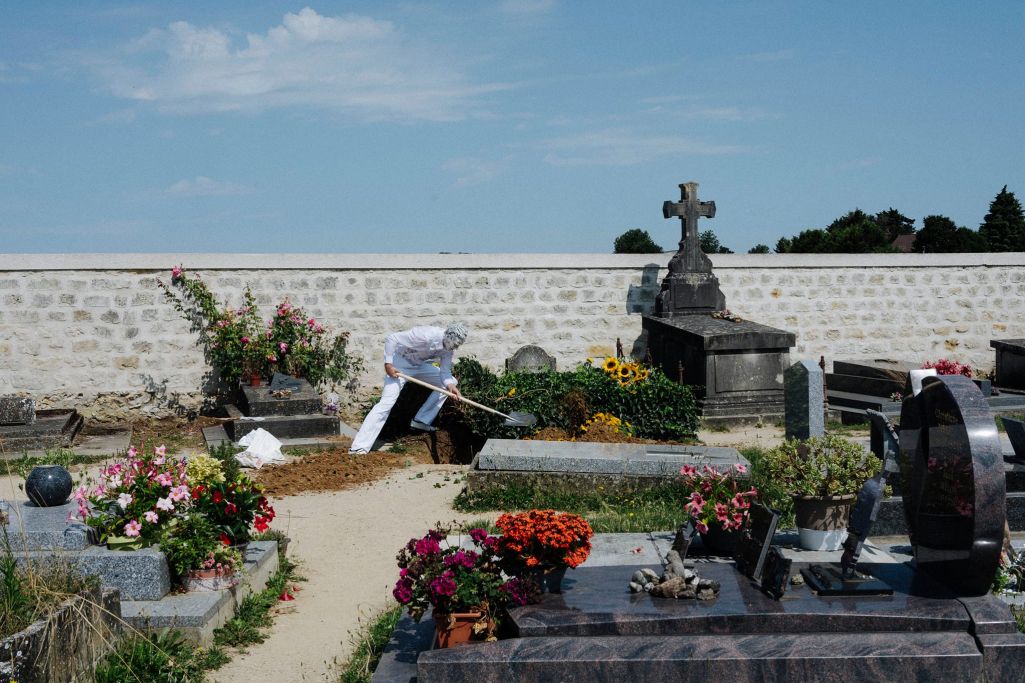 Акцыя Аляксея Кузьміча «Рэнесанс» на магіле Вінцэнта Ван Гога. 29 ліпеня 2024 года. Крыніца: kuzmich.alexei / Facebook