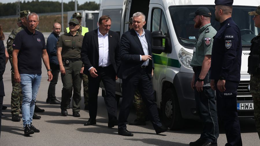 Szef MSWiA Tomasz Siemoniak na polsko-litewskiej granicy w Budzisku (fot. PAP)