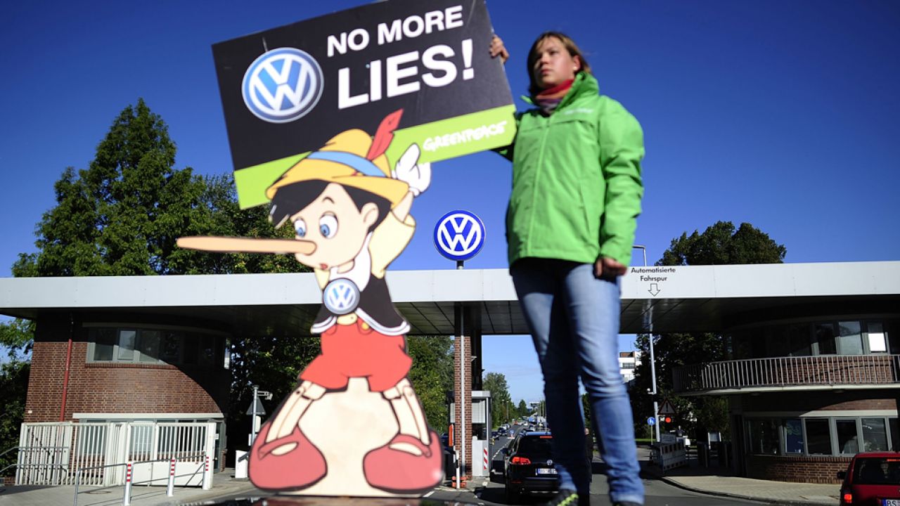 Aktywiści międzynarodowej organizacji ekologicznej Greenpeace walczą z koncernem Volkswagen, który systemowo zaniżał wyniki emisji spalin swoich aut (fot. Alexander Koerner / Stringer)