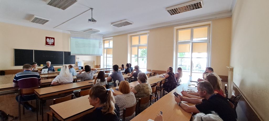 Удзельнікі канферэнцыі працуюць над тэкстам дэкларацыі аб стварэнні Інстытуту беларускай мовы. Беласток, 29 чэрвеня 2024 г. (Фота: Белсат)