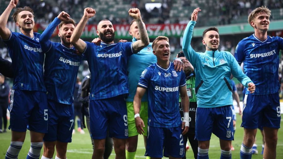 Piłkarze Lecha Poznań wygrali z Legią Warszawa 1:0 i awansowali na pozycję lidera PKO BP Ekstraklasy (fot. PAP/Leszek Szymański)