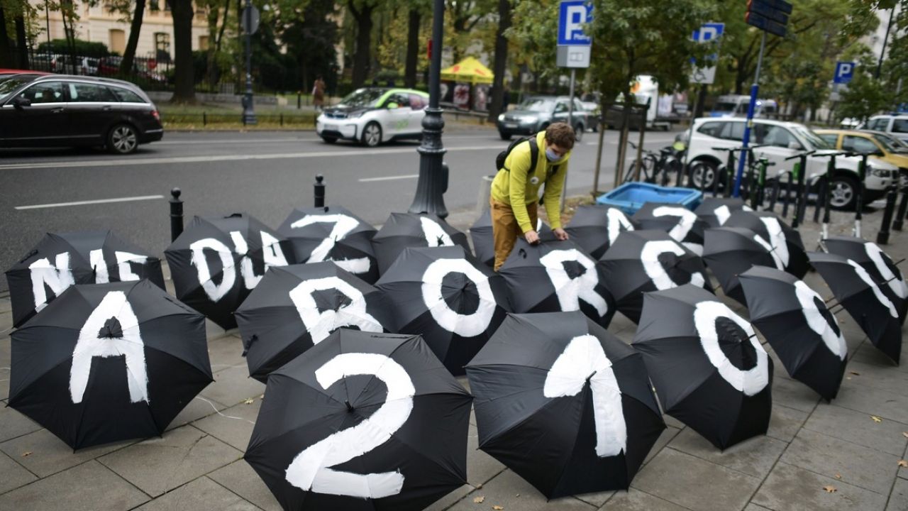 Uczestniczki demonstracji przed siedzibą Trybunału Konstytucyjnego w Warszawie (fot. PAP/Marcin Obara) Uczestniczki demonstracji przed siedzibą Trybunału Konstytucyjnego w Warszawie (fot. PAP/Marcin Obara)