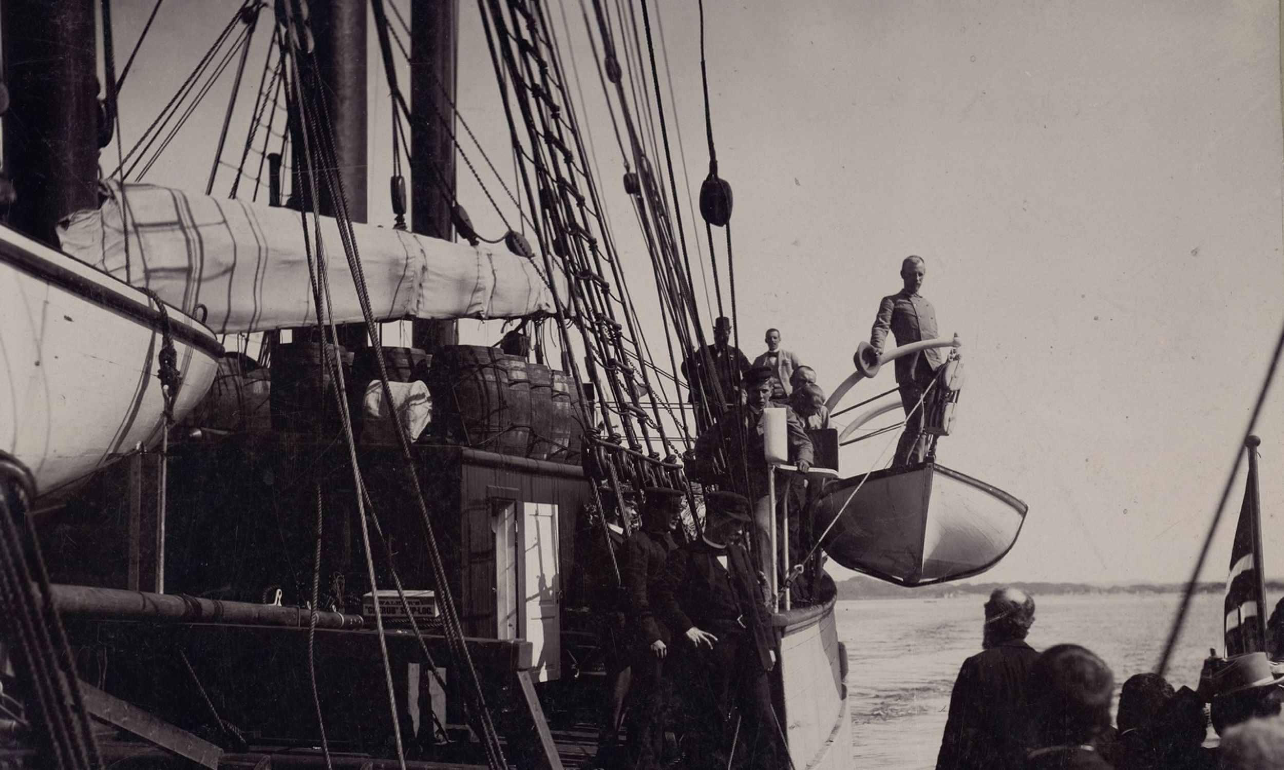 «Фрам» у порту Бергена, Норвегія. Фото Йохан фон дер Фер, з колекції Національної бібліотеки Норвегії – публічний домен, Wikimedia. 