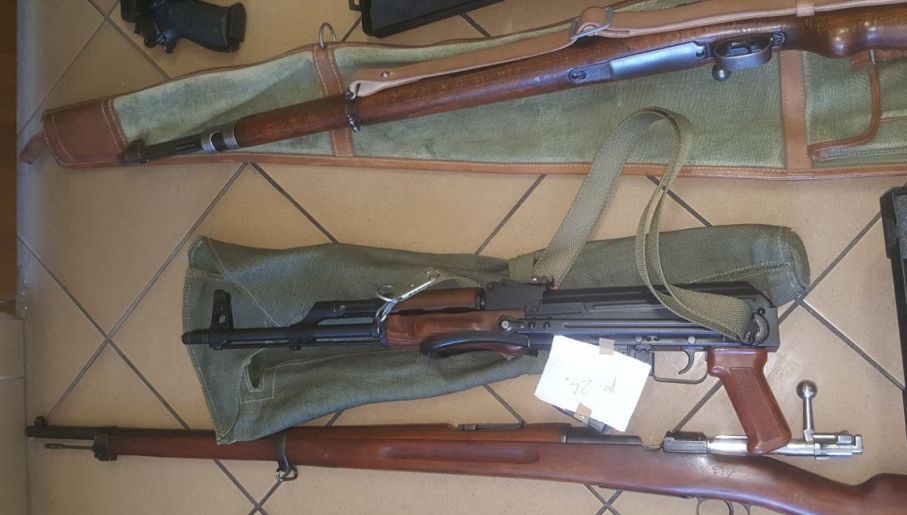 Broń zabezpieczona przez policjantów (fot. CBŚP)