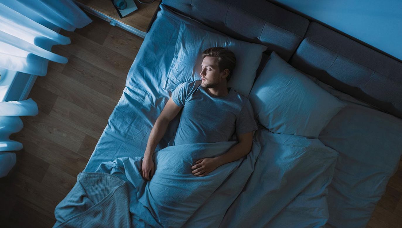 „Przestawienie zegarów do przodu powoduje, że ludzie śpią o dziewięć minut dłużej” (fot. Shutterstock)